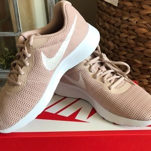 Women’s pink nike shoes